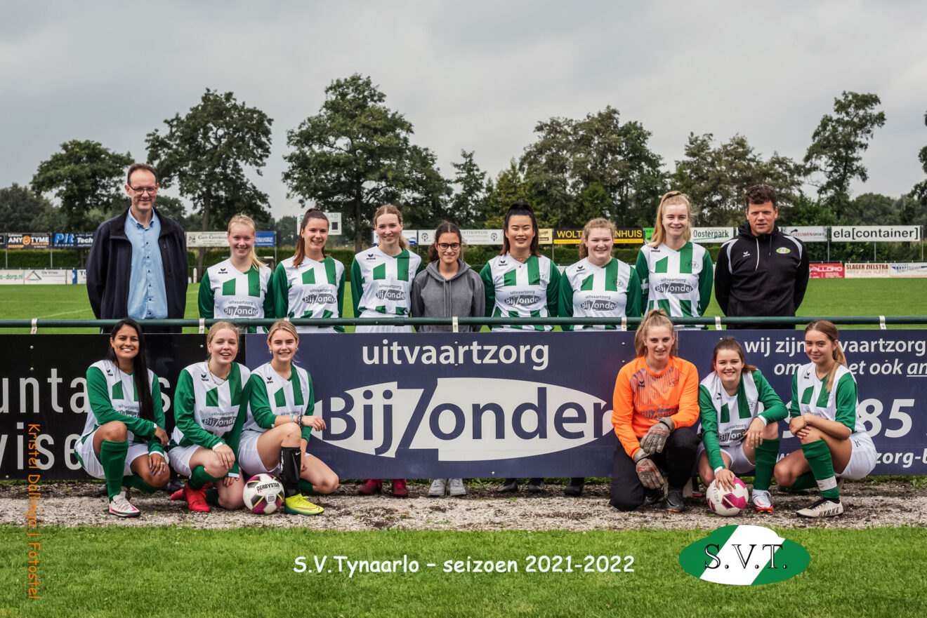 SVT teamfoto Dames 1 met leider Marcel en sponsor Peter Hendriks seizoen 2020-2021-24